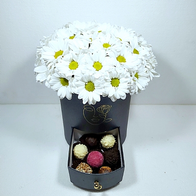 Siyah Kutuda Beyaz Papatyalar ve Çikolata