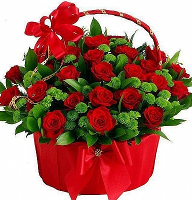 Sepette 25 Kirmizi Gül ve Yesil Krizantemler